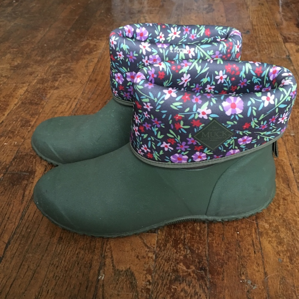 Green Floral Muck Boots Size 9
